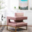 Fauteuil rembourré en velours rose avec structure en métal doré et accoudoirs découpés-748704169