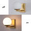 Applique murale moderne de style Mid-Century avec finition dorée et abat-jour en verre givré, luminaire mural en laiton pour la chambre à coucher, le salon, la salle de bain, le couloir et l'entrée