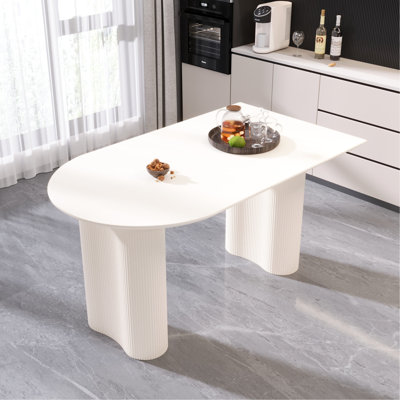 Table de salle à manger de 63 pouces crème moderne pour 4 repas de 8 à 8 personnes, table d'appoint irrégulière, pieds ronds épais en forme de vague et rassemblements de surface faciles à nettoyer, assemblage pratique