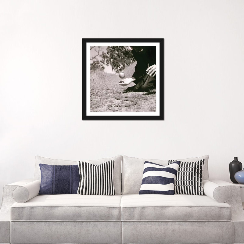 « original sin », reproduction de photo sur toile, H 16 po x l 16 po x P 1 po, Papier d'art encadré noir, Blanc