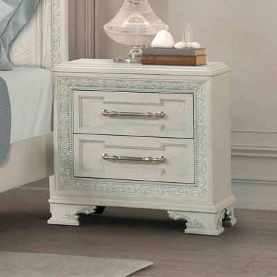 Table de chevet 1pc de style traditionnel avec tiroirs à queue d'aronde française et anglaise à roulement à billes avec port USB et fini crème blanc