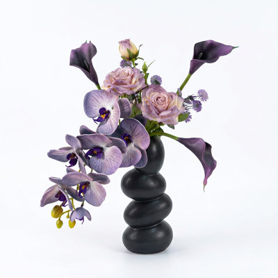 Fleurs artificielles mauves rétro dans un vase