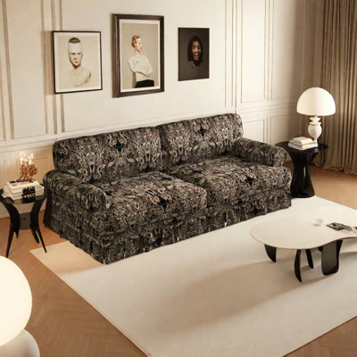 Canapé 3 places luxueusement confortable avec accoudoirs roulés et jupe plissée