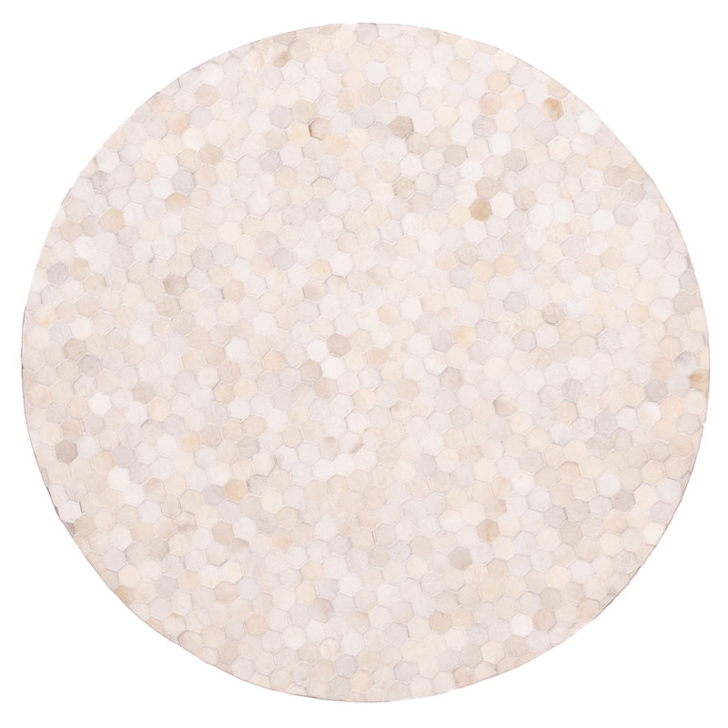 Tapis crème en cuir de vache patchwork 5 pi 1 po x 5 pi 1 po