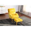 Fauteuil rembourré en tissu jaune confortable