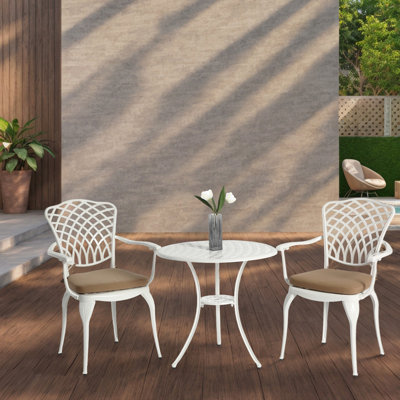 Ensemble bistro 3 pièces pour terrasse et ensemble bistro en fonte d'aluminium avec ensemble de 2 chaises avec trou pour parasol, ensemble bistro toutes saisons en métal, ensemble de mobilier d'extérieur pour jardin avec coussin blanc