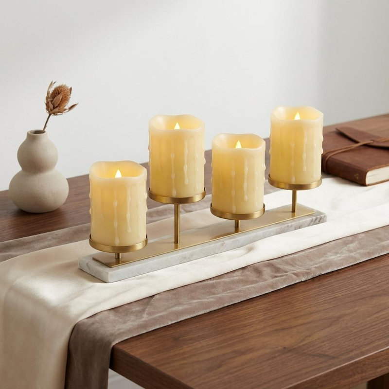 Ensemble de quatre bougies piliers sans flamme jaunes