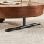 Table basse ronde moderne en noyer de 90 cm (35,4 po) avec tiroir de rangement, plateau en placage de bois et pieds sphériques sculpturaux.