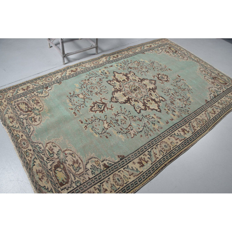Tapis turc rétro fabriqué à la main avec un élégant motif floral vert menthe pour un décor oriental oriental