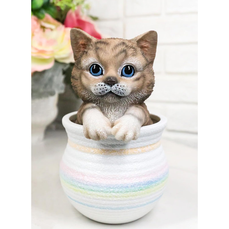 Figurine réaliste de chat tigré brun aux yeux bleus dans un pot artistique pastel