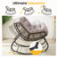 Fauteuil à bascule œuf gris pâle avec repose-pieds, résine tressée résistante aux intempéries et coussins moelleux pour une détente optimale.