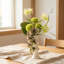 Fleurs artificielles avec vase