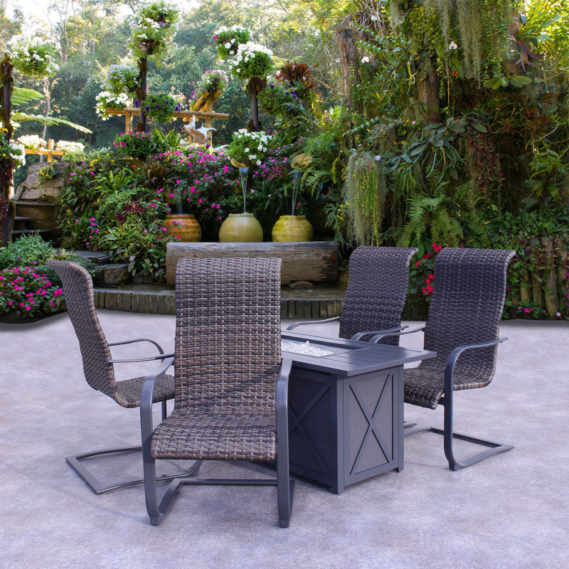 Ensemble de foyer rectangulaire gris foncé 5 pièces Courtyard Casual Santa Fe avec 1 foyer et 4 chaises à ressorts en osier