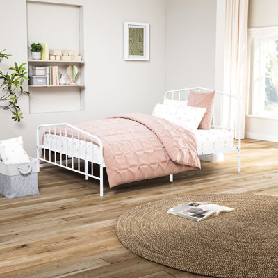 Lit blanc contemporain en métal pleine grandeur, prêt à accueillir un matelas, compatible avec la conception de chambre à coucher, expérience prête
