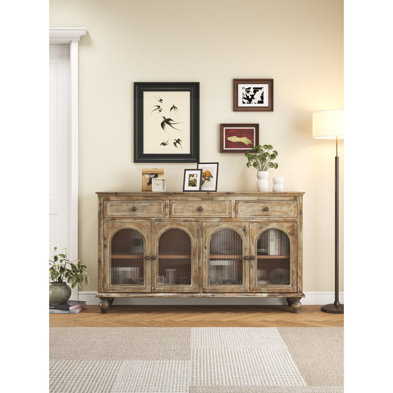 Buffet 59,06 pouces en bois vieilli avec 3 tiroirs et 4 portes en verre pour un rangement et une présentation polyvalents