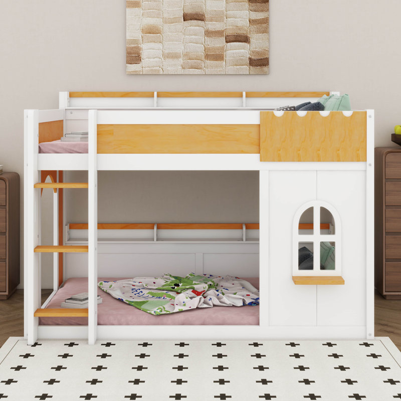 Lit superposé avec étagères de rangement, fenêtre et portes, plancher en bois massif. Lit superposé avec rangement, échelle et barrières de sécurité.