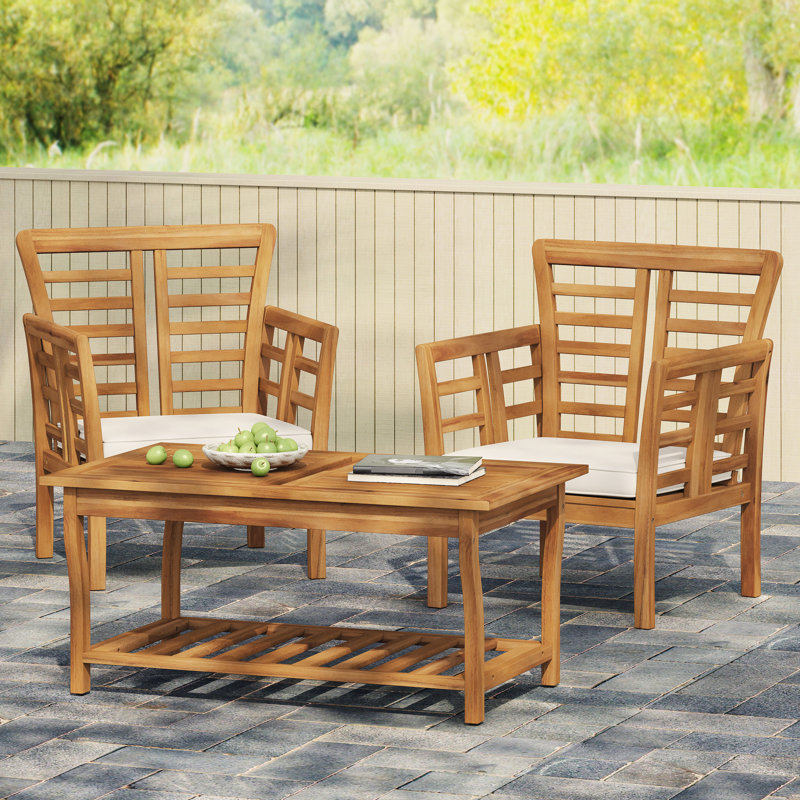 2 chaises club + table en bois brun, avec une résistance aux intempéries et un panneau à lattes chic fait de décoration