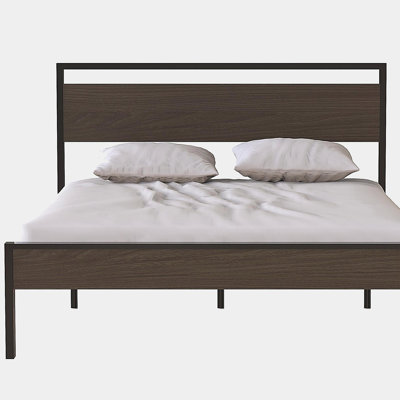 Grand lit en métal noir avec tête et pied de lit en bois de noyer