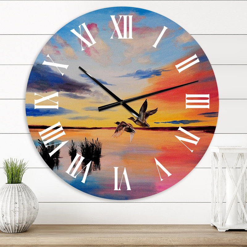Grues volant pendant un coucher de soleil coloré - horloge murale nautique et côtière, Petit