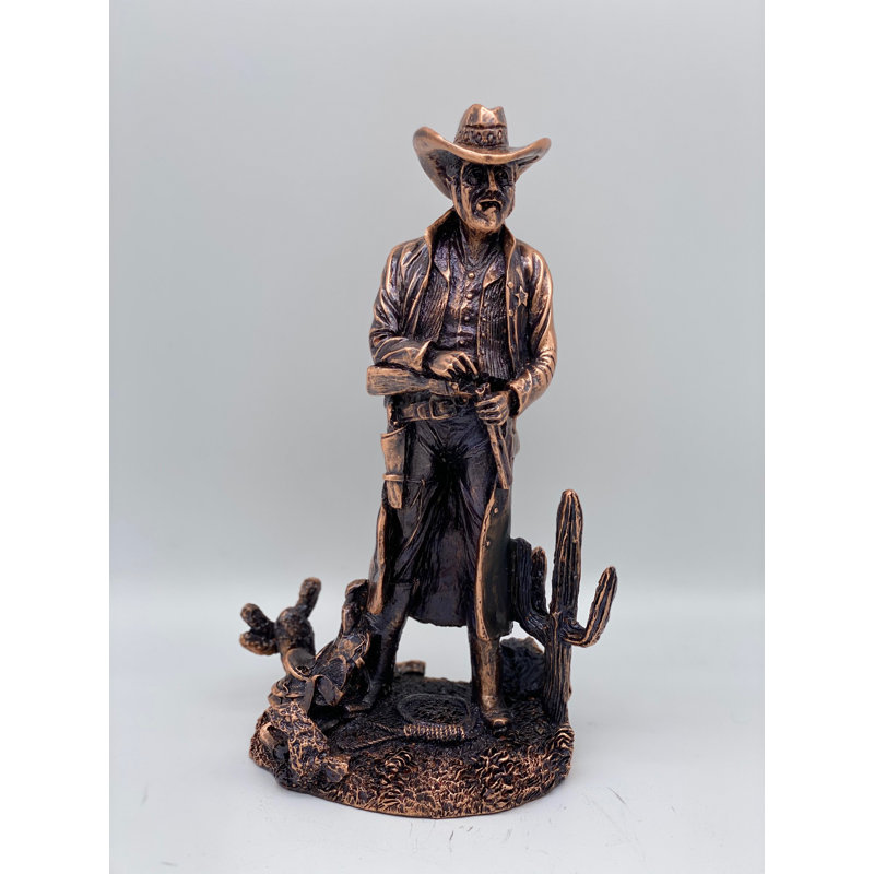 Cowboy Folkeste debout avec cactus