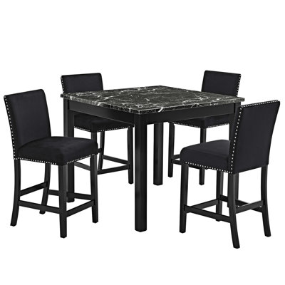 Table à manger à hauteur de comptoir 5 pièces: table en faux marbre, chaises rembourrées en velours, toutes noires, chaises carrées modernes et modernes pour la maison avec tissu confortable, noir