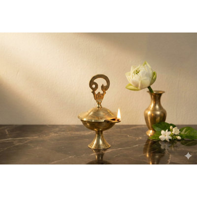 Lampe à huile "Om" en laiton fabriquée à la main avec couvercle, diya de 5 pouces pour autel et méditation