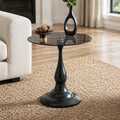 Petite table d'appoint en métal, table d'appoint ronde noire matte avec un plateau en verre mesurant environ 19,6 pouces de diamètre. Idéal pour une utilisation à côté d'un lit ou d'un canapé, dans les coins salon, les chambres, etc.