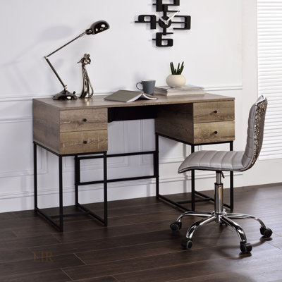 Bureau d'écriture Desirre en chêne rustique et finition noire avec port USB, alliant fonctionnalité moderne et charme rustique pour des espaces de travail efficaces.