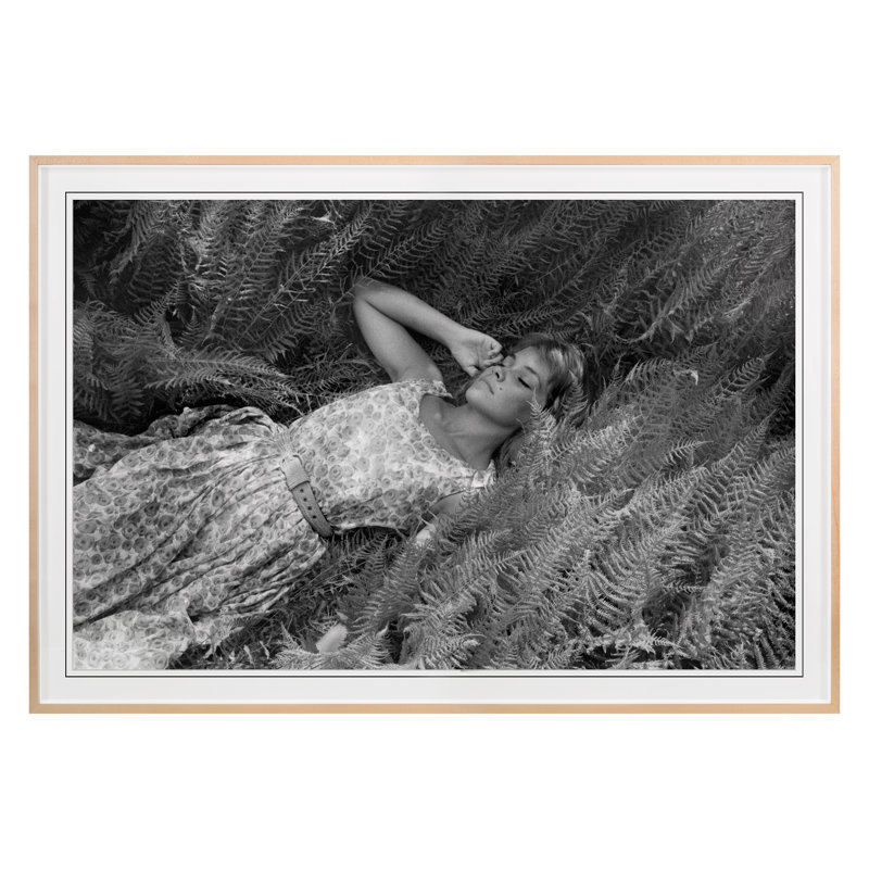 «Woman in Field» par Grand archives - Reproduction de photo sur papier, Cadre érable, H 24 po x l 34 po