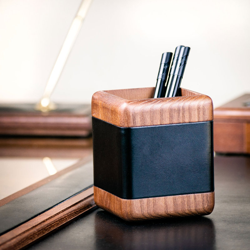 Tasse à crayon en cuir et noyer en noir Mejias