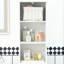 Grande armoire de rangement blanche avec 3 tablettes, un tiroir et une porte encastrée pour les serviettes hygiéniques, un tiroir mince et des tablettes pour maximiser l'espace
