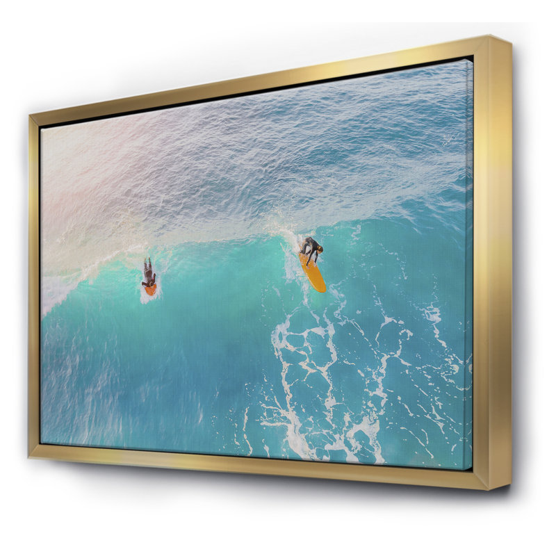Surfers on a Bright Sunny Ocean Wave - reproduction de photo sur toile, H 36 po x l 46 po x P 1,5 po, Toile avec cadre doré