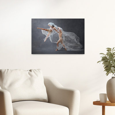 Danseurs enveloppés dans un plastique abstrait, impression d'art dramatique contemporain