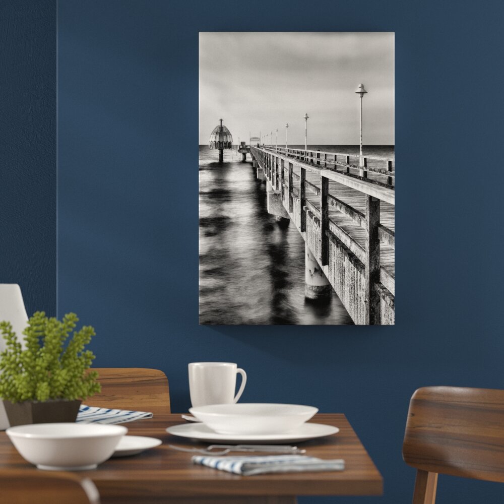 Leinwandbild Pier Steg ins Meer Sonnenuntergang Strand Wasser in Monochrom