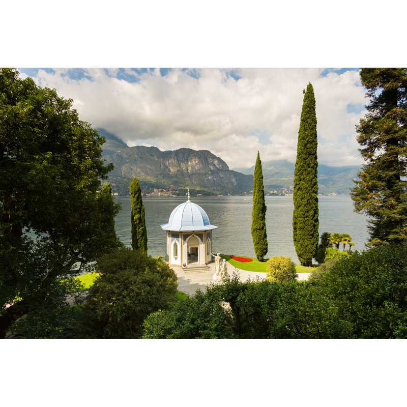 Maison de thé sur les rives du lac de Côme, Italie par Benlankamp - Photographie sur toile tendue, H 24 po x l 36 po