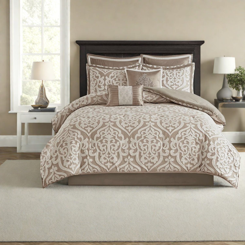 Ensemble de literie élégant en jacquard 8 pièces, brun clair / ivoire, avec polyester hypoallergénique pour un confort toutes saisons