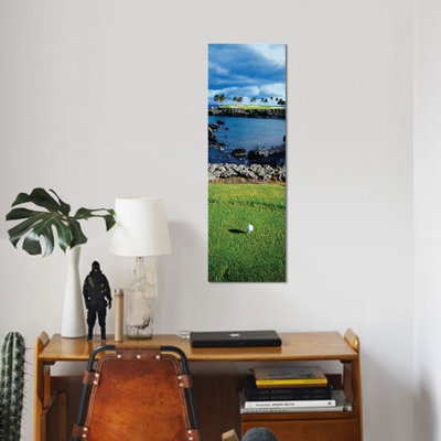 «High Angle View of a Golf Ball on a Tee in a Golf Course, Hawaii, USA», reproduction de photo sur toile