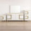 Ensemble de chambre à coucher moderne 4 pièces avec commode blanche et dorée, miroir, commode et table de chevet assortie pour un style contemporain