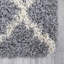 Tapis d'intérieur abstrait à poils longs gris / rayures ivoire de la collection Loft-23991424