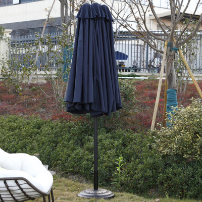 Grand parasol rectangulaire d'extérieur 14,8 pi - Bleu marine. Auvent 100%, structure en acier. Manivelle pratique pour abat-jour de patio et de piscine à double face bleu marine. Tissu, fabrication. Fonctionnement