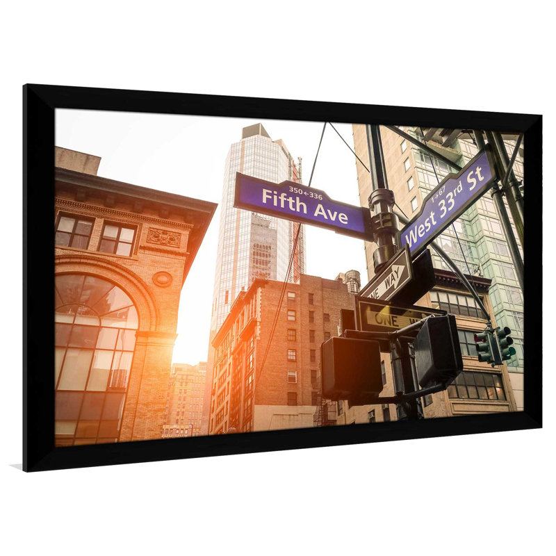 «Fifth and West 33rd», reproduction de photo encadrée, H 21,5 po x l 27,5 po x P 0,75 po, Cadre noir