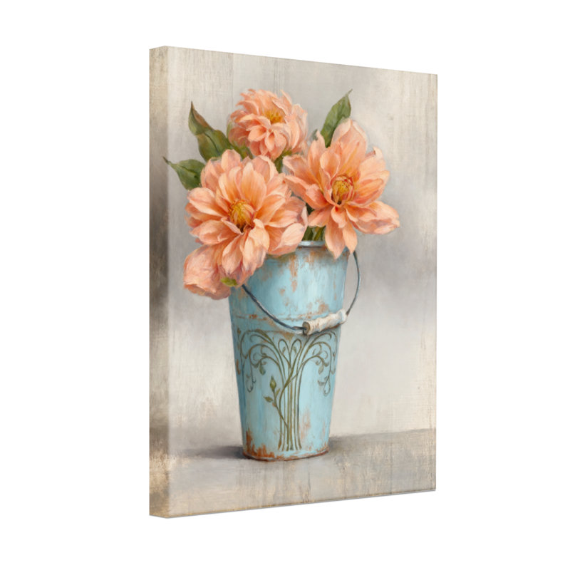 Arrangement floral de plantes et de fleurs dans un seau rétro
