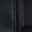 Élégante armoire à pharmacie de salle de bain avec miroir, offrant beaucoup de rangement et de durabilité.