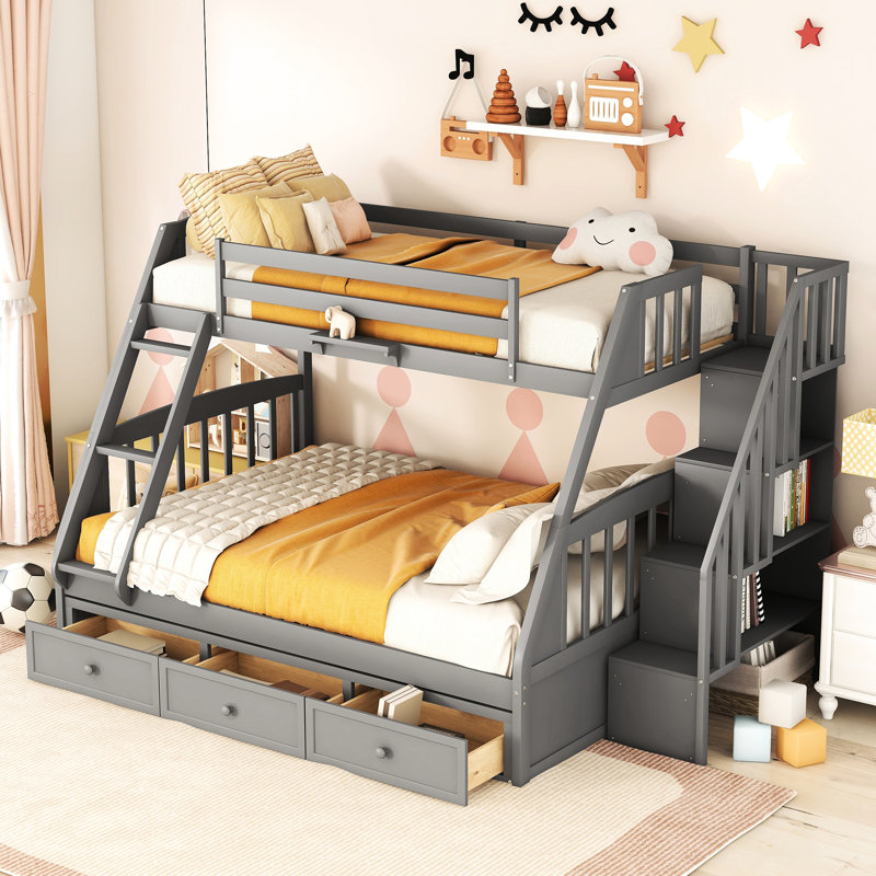 Lit superposé simple gris avec tiroirs et plateau de décoration. Structure en bois massif pour plus de stabilité. Options de rangement supplémentaires. Conception polyvalente. Barrières de sécurité sécuritaires. Matelas vendu séparément dans un escalier à tiroirs.