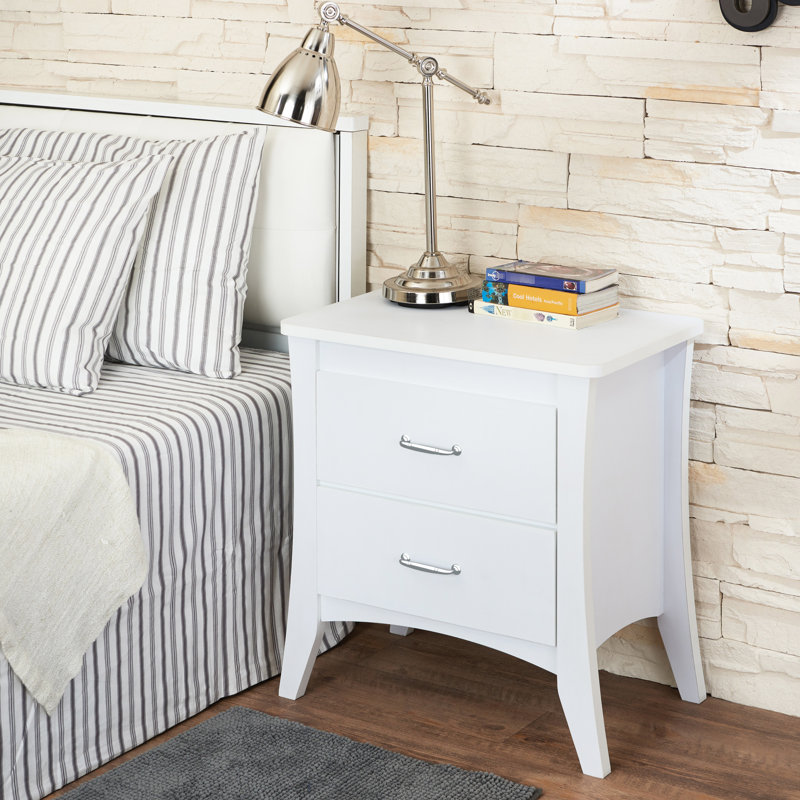 Table de chevet blanche avec deux tiroirs pour une chambre à coucher propre et bien rangée