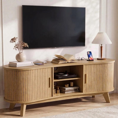 Meuble télé de style Mid-Century pour téléviseur de 65 po avec portes cannelées, rangement et prise de courant