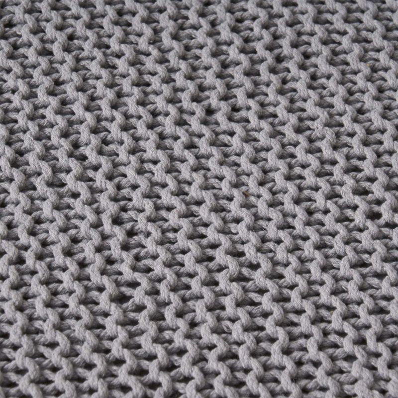 Repose-pieds tricoté au design classique, confortable et polyvalent pour divers décors.