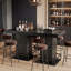 Table de bar moderne carrée noire avec piédestal incrusté d'or, table de pub à hauteur de comptoir avec finition grain de bois