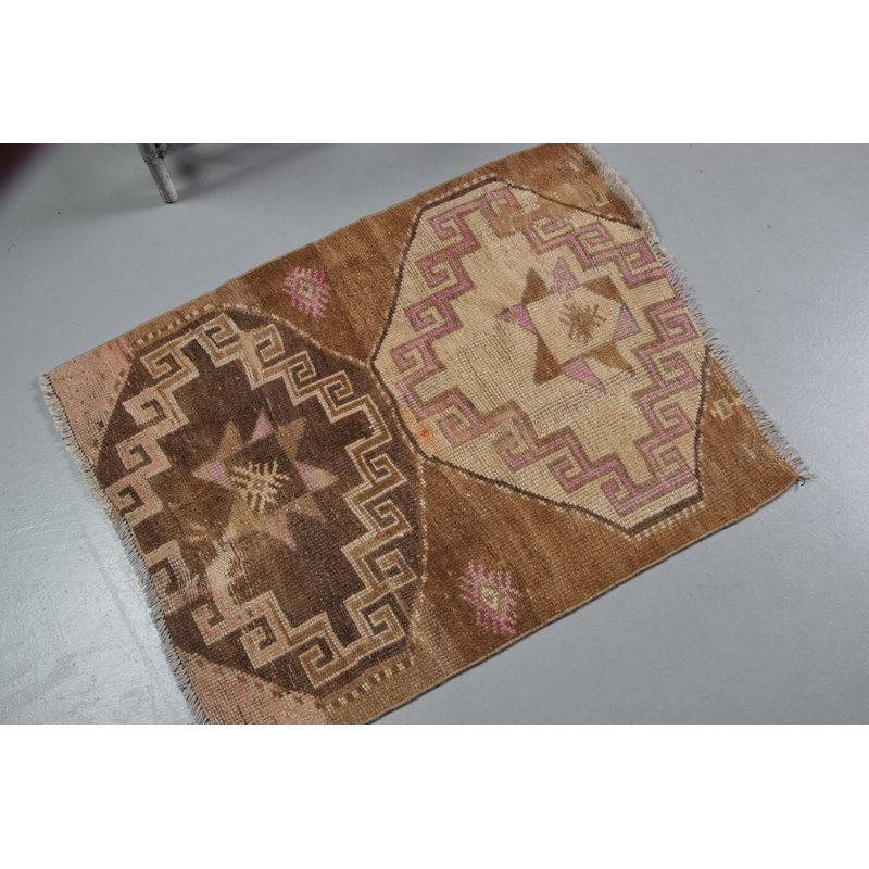 Tapis turc rétro fabriqué à la main avec motif géométrique brun terre pour les intérieurs bohémiens