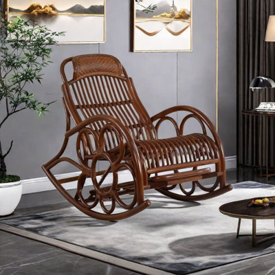 Belle et unique chaise berçante en rotin